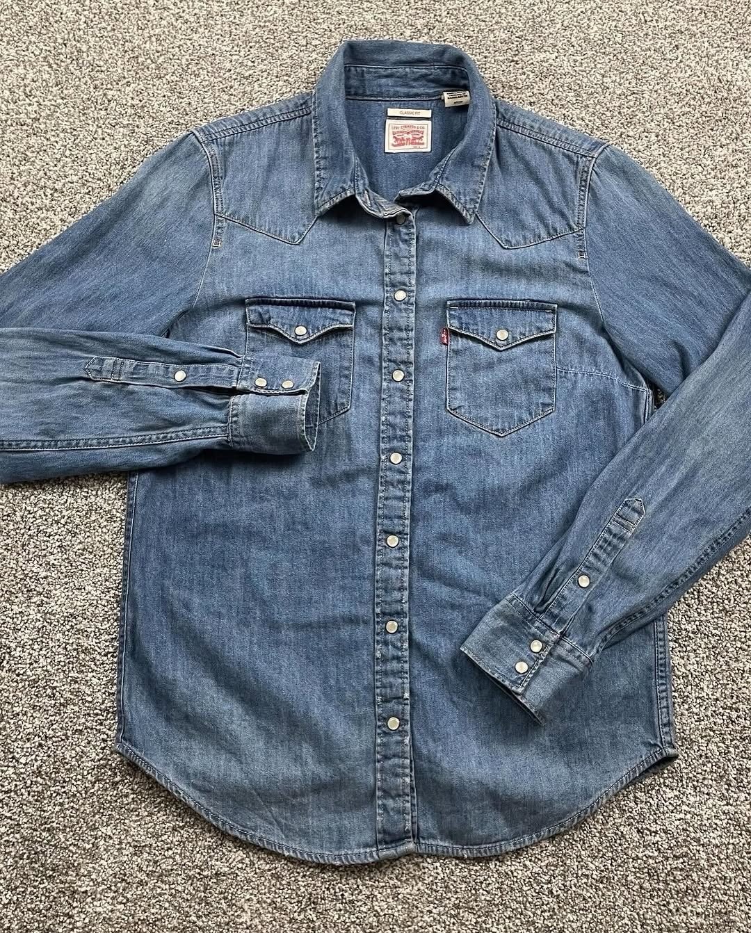 Levis Jeans top (LS)